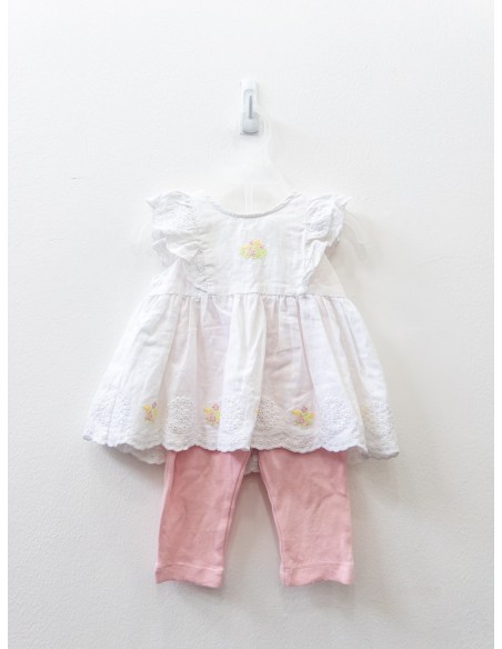 top blanco con flores y lycra rosada