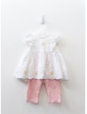top blanco con flores y lycra rosada
