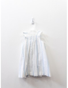 vestido blanco con lineas celestes