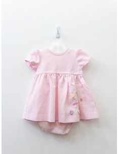 vestido rosado con flores bordadas