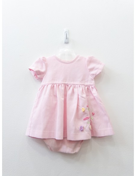vestido rosado con flores bordadas