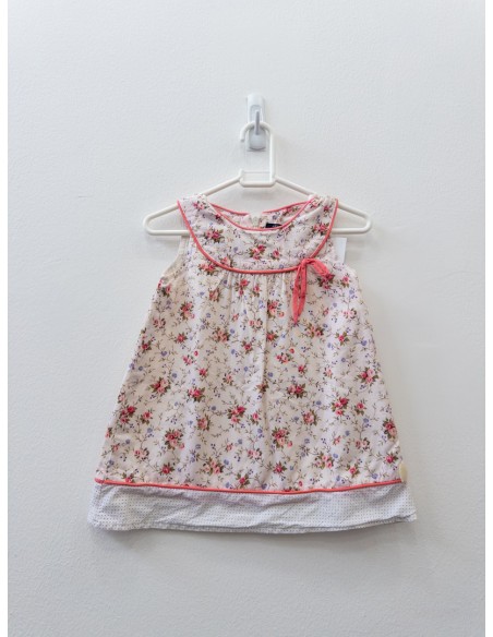 vestido blanco con flores rosadas y moradas