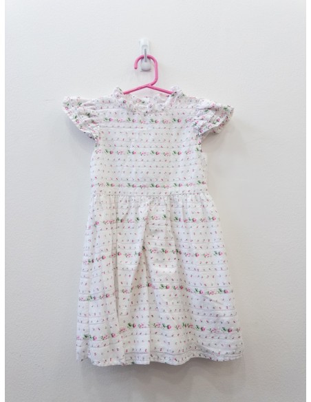 vestido blanco con flores fucsias