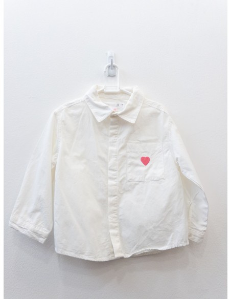 camisa blanca con corazon rosado