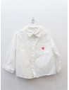 camisa blanca con corazon rosado