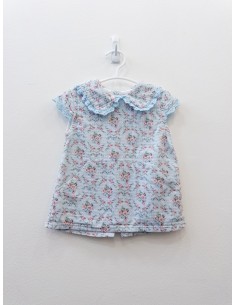 top celeste con flores rosadas