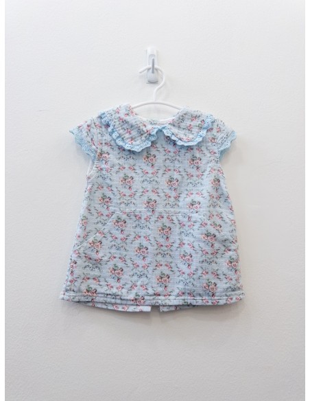 top celeste con flores rosadas