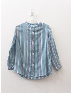 camisa turquesa con rayas blancas y rojas