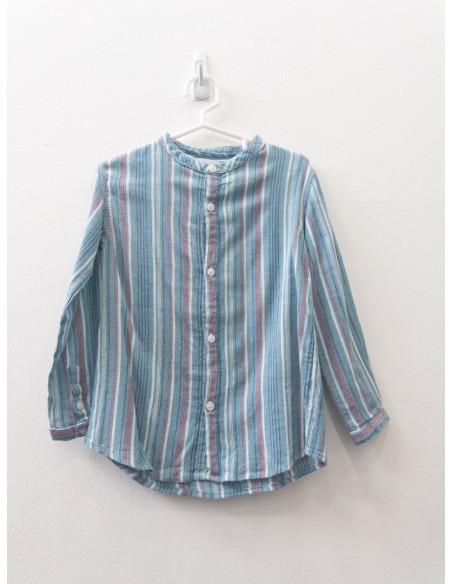 camisa turquesa con rayas blancas y rojas