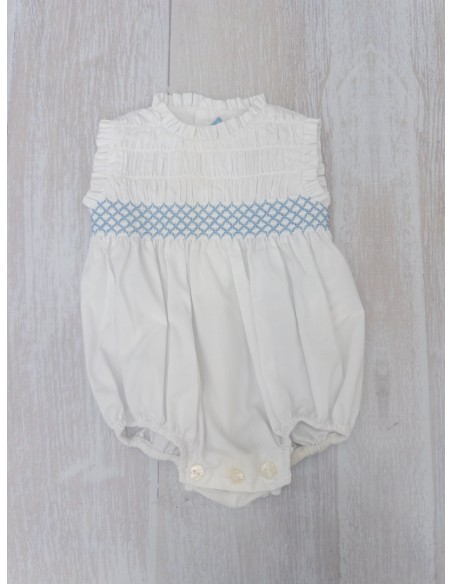 monito blanco con detalle celeste en pecho