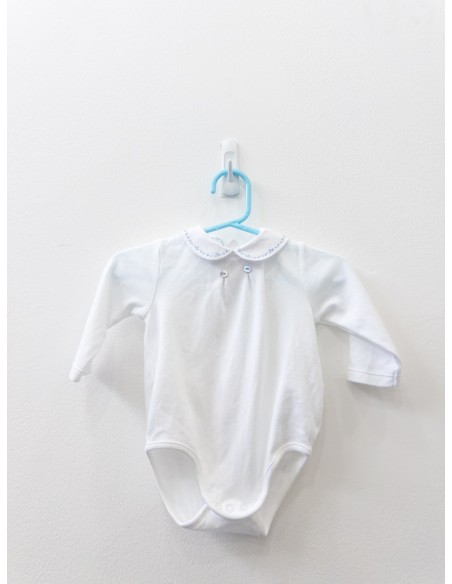 monito blanco con detalle celeste en cuello
