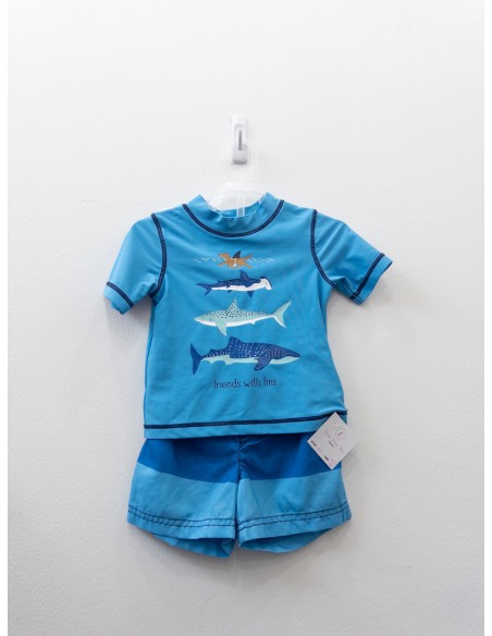 set pantalon de bano con camisa celeste tiburónes