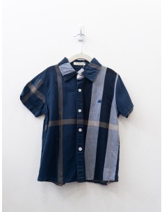 camisa azul con rayas grises