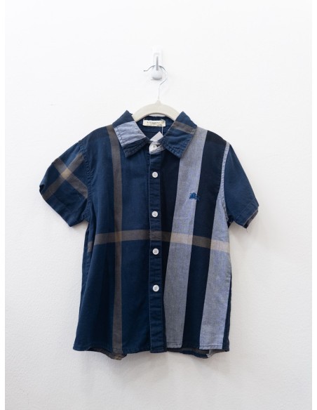 camisa azul con rayas grises