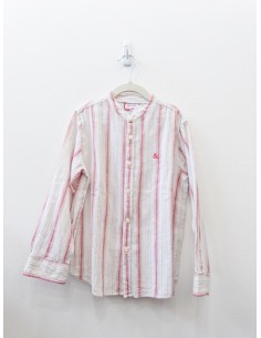 camisa blanca con rayas rojas
