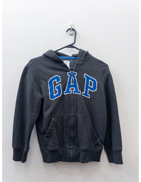sweater gris con logo azul