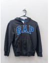 sweater gris con logo azul