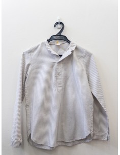 camisa blanca con rayas grises