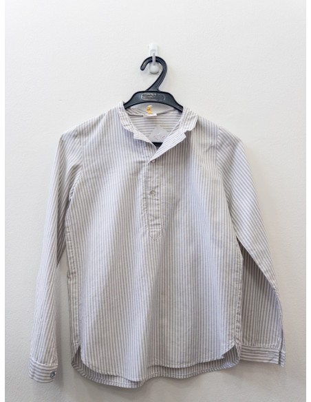 camisa blanca con rayas grises