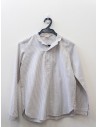 camisa blanca con rayas grises
