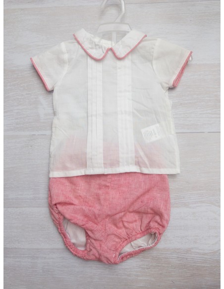 set short rosado y camisa blanca con rosado
