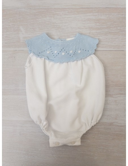 enterizo blanco con bordado celeste
