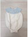 enterizo blanco con bordado celeste