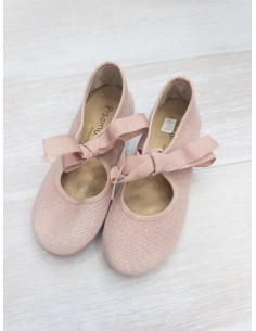 zapatos rosados con cinta de amarrar