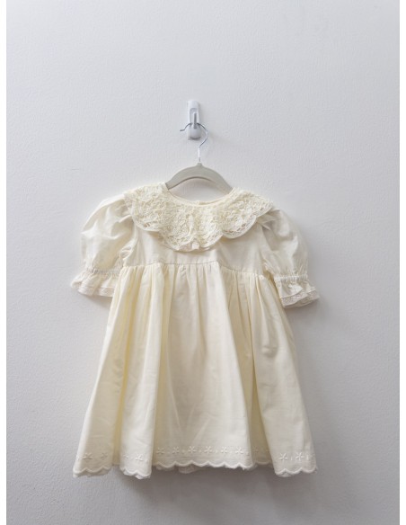 vestido beige con cuello de encaje