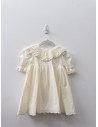 vestido beige con cuello de encaje