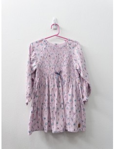 vestido rosado con flores celestes y moradas