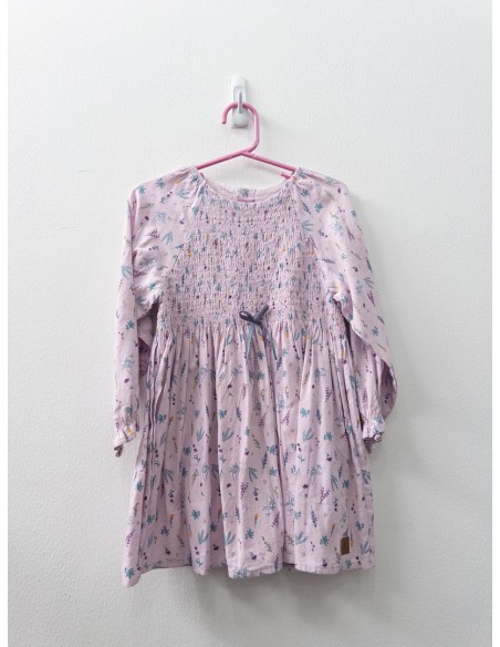 vestido rosado con flores celestes y moradas
