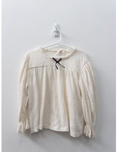 camisa beige con lazo negro