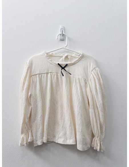 camisa beige con lazo negro