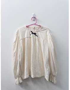 camisa beige con lazo negro
