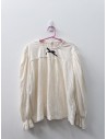 camisa beige con lazo negro