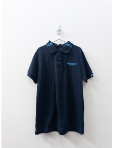 polo azul con logo celeste