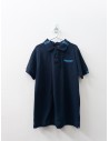 polo azul con logo celeste