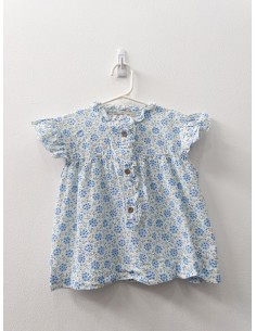 top blanco con flores azules