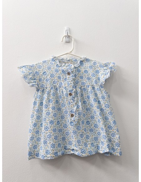 top blanco con flores azules