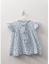 top blanco con flores azules