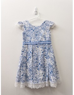vestiodo azul con flores blancas y ruedo de encaje blanco