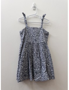 vestido azul con florcitas blancas