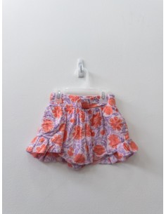 short rosado con flores rojas