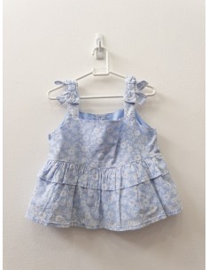 blusa celeste con flores blancas