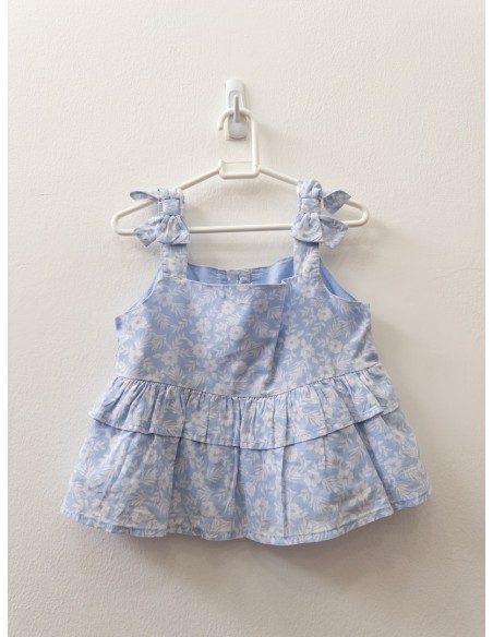 blusa celeste con flores blancas