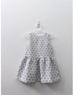 vestido blanco con bolas plateadas