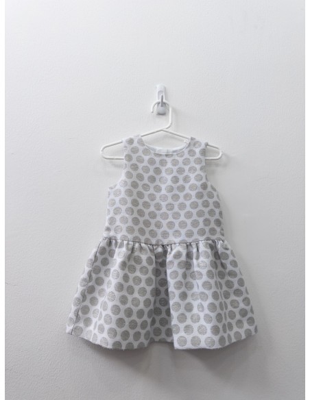 vestido blanco con bolas plateadas