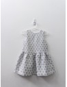 vestido blanco con bolas plateadas