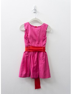 vestido fucsia con cinta roja